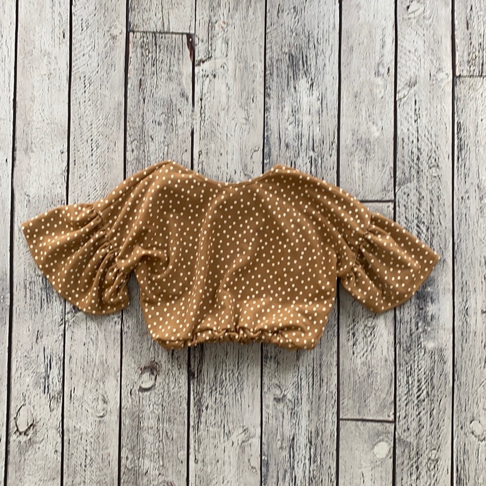 Polka dot crop neutral open back top